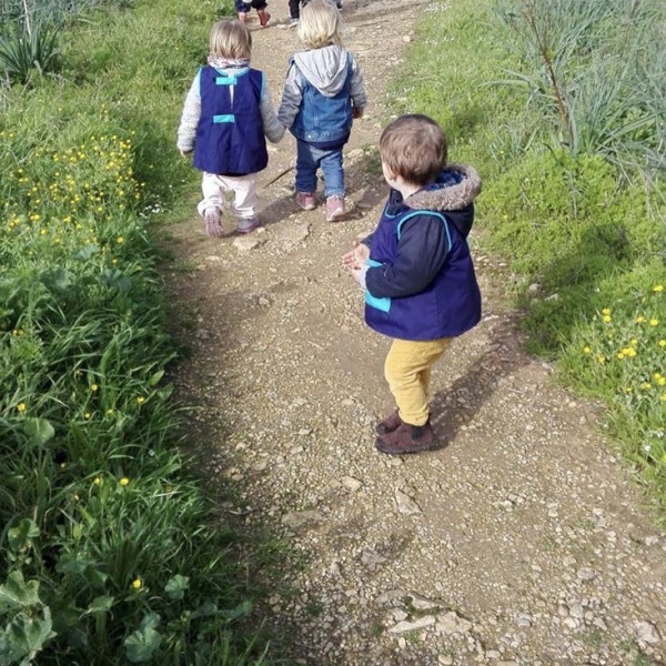 niños paseando por el campo